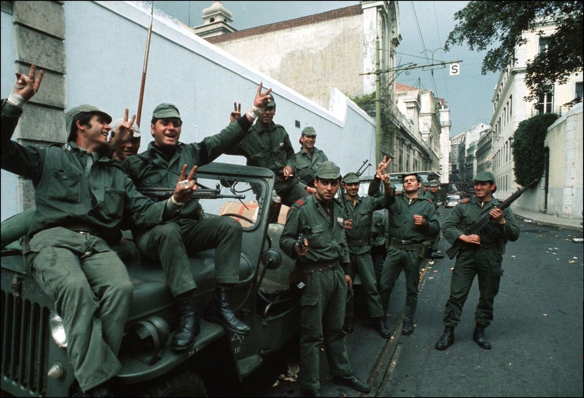 AdeptosFR's tweet photo. Le Portugal célèbre aujourd’hui comme tous les ans depuis 1974 la Révolution des Œillets qui marque la fin de la dictature portugaise. ❤️

Dia de Liberdad. Fascismo nunca mais.🌹 https://t.co/yO8S6W30I0