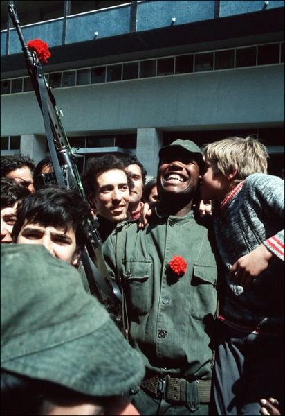 AdeptosFR's tweet photo. Le Portugal célèbre aujourd’hui comme tous les ans depuis 1974 la Révolution des Œillets qui marque la fin de la dictature portugaise. ❤️

Dia de Liberdad. Fascismo nunca mais.🌹 https://t.co/yO8S6W30I0