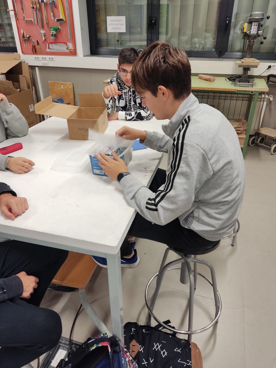 Luis_tecnoprofe's tweet photo. Esta semana en el @IESpuebla  se vienen cositas. Preparando el vídeo para el proyecto de innovación @RetoTech de la @FundacionEndesa. @BQEducacion 
#EspirituRetotech 
Ya no queda nada.
¿Os acordáis?https://t.co/1O0qZH8G36 https://t.co/YCoQ0BhVAG