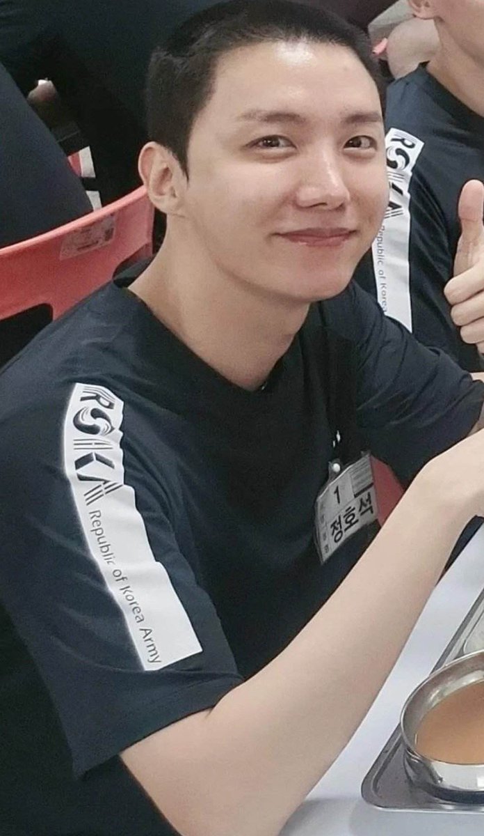 jungkookpicx's tweet photo. JHOPE looks so good 🥹 https://t.co/rfPc7ragMy