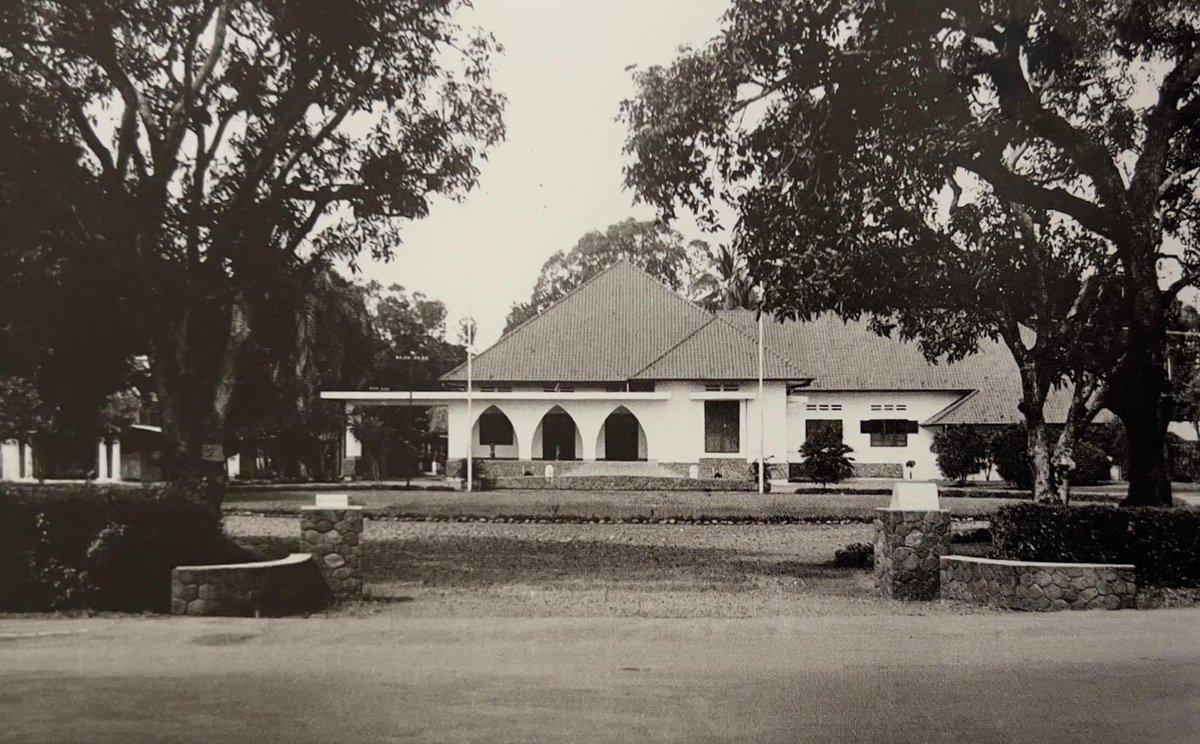 LostJakarta's tweet photo. This house on Jl Medan Merdeka Timur 3 was the “Dienst der Oost-Aziatische Zaken” on this 1940 photo. Now it is part of Kostrad. Between 1949 and 1960 it was the “Hoge Commissariaat”, the highest diplomatic representation of the Netherlands in Indonesia. https://t.co/sd0nE8OVYP