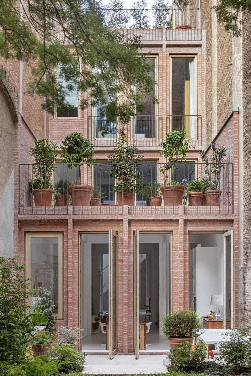 H Arquitectes transformed this 19th-century Barcelona terrace with a brick extension: dezeen.com/2023/04/24/h-a…