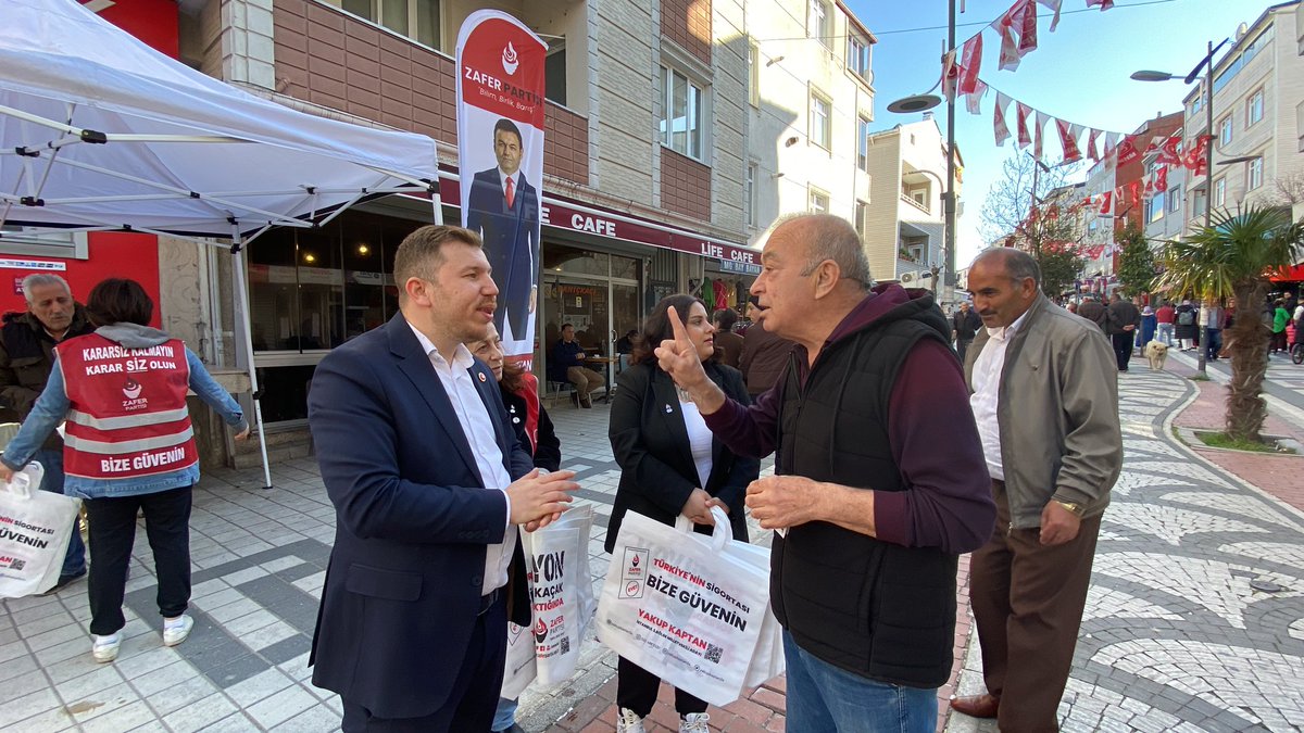Yazaane's tweet photo. Tüm ambargolara rağmen milletimize Zaferi anlatıyoruz! Anlıyorlar! Biliyorlar! Zafere İnanıyorlar! 
#dipdalga #Zaferyakın #meşaleleriyakın #AliKocİstifa #BizeErdoganDemeyin #SinanOgan #Bayram14Mayısta 
@umitozdag @DrSinanOgan 
@ZaferEsenyurt @taskanemn https://t.co/47LlqiIDmb