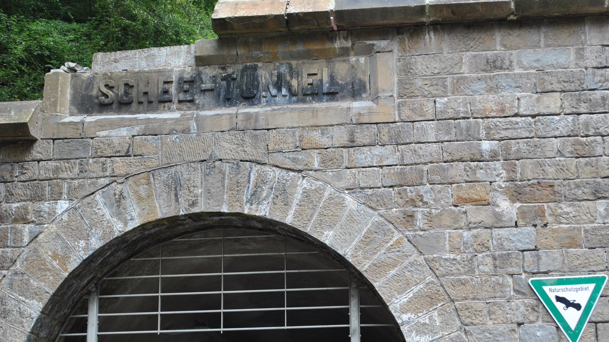 stadt_wuppertal's tweet photo. Aufgrund von Reinigungsarbeiten muss der Tunnel #Schee auf der #Nordbahntrasse für zwei Tage gesperrt werden. Und zwar am 2./3.05., jeweils von 7 bis 14 Uhr. Eine Umleitung über den Golfplatz Vesper ist ausgewiesen. ➡️https://t.co/itJUSCOt9k #Wuppertal https://t.co/2iS04PuA3t
