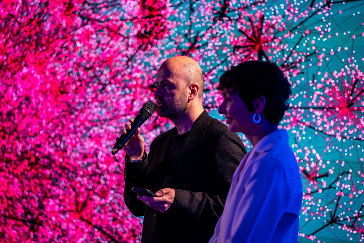 Binalebudapest's tweet photo. ♻️BINÁLÉ founders, @Voi_l_Vio  and @peterweiler in front of the data-work of Albert-Laszlo Barabasi @barabasi @BarabasiLab 

More of BINÁLÉ daily at >> @TavasziFestival 🌷

https://t.co/OLy5zj8yNk

#btf #btf2023 #budapestitavaszifesztivál #budapestspringfestival #együttaváros https://t.co/Nj6hNsd2o1
