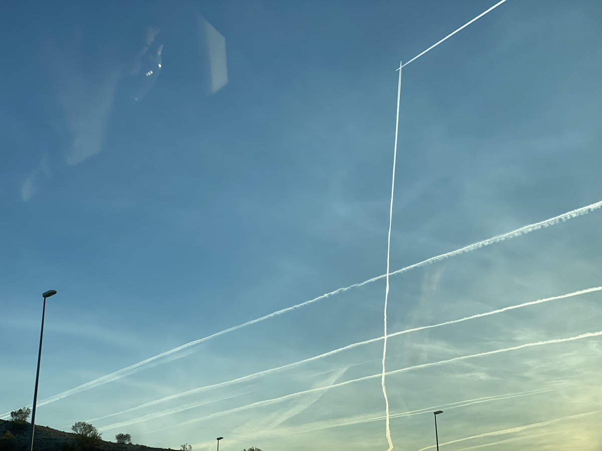 abrahamsonido's tweet photo. Eso. La nueva normalidad. Se nos viene una semana de caloret artificial. Madrid, ahora mismo. #chemtrail https://t.co/KpuCBL100Q
