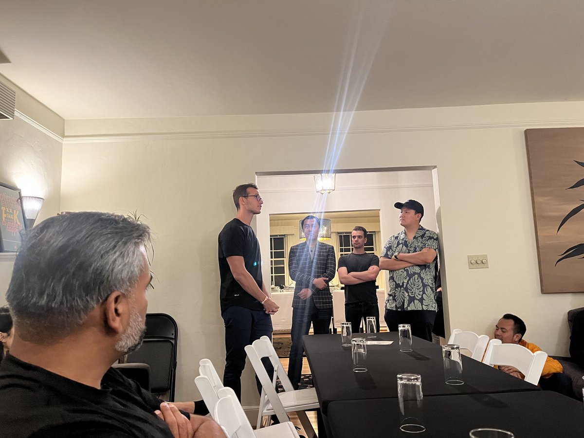 safwaankay's tweet photo. We’re looking for a new roommate!

-Location: Fort Mason, 3 mins from @fdotinc &amp; the ocean

-Start date: May 1st

-Comes with: private dinners, intimate concerts, &amp; Bob’s donuts 

DM me or @DanteMonaldo⁩ if you’re interested https://t.co/IiXWkaVZ9q