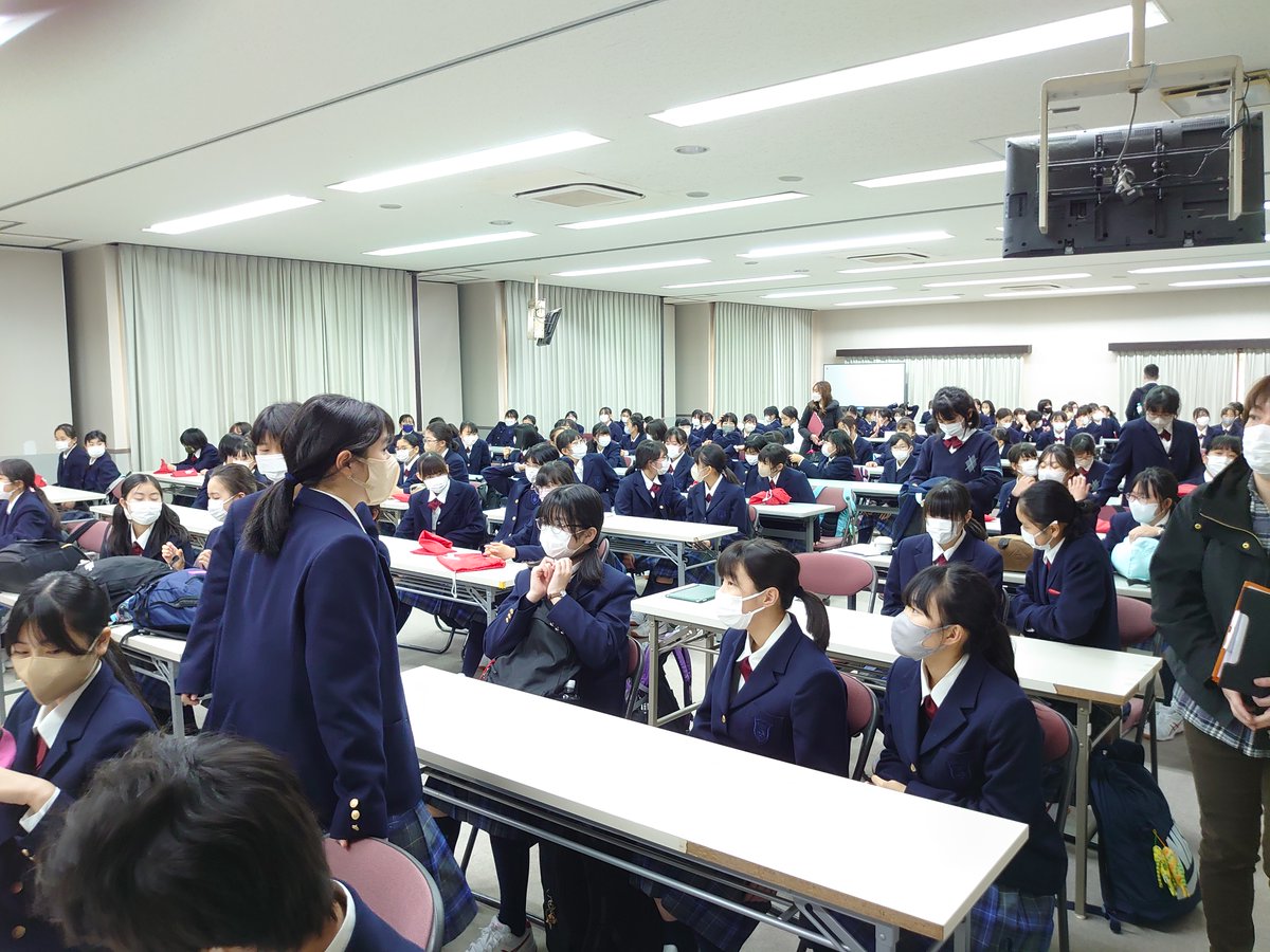 koji_principal's tweet photo. 4月25日　中学１年オリエンテーション合宿
コロナが収束し始め、久しぶりのオリエンテーション合宿で��中湖に来ています。写真は朝の麹町出発風景、到着後の開校式、待望のお昼ごはんでは多くの生徒がおかわりをしていました。 https://t.co/xsgtesgtYA