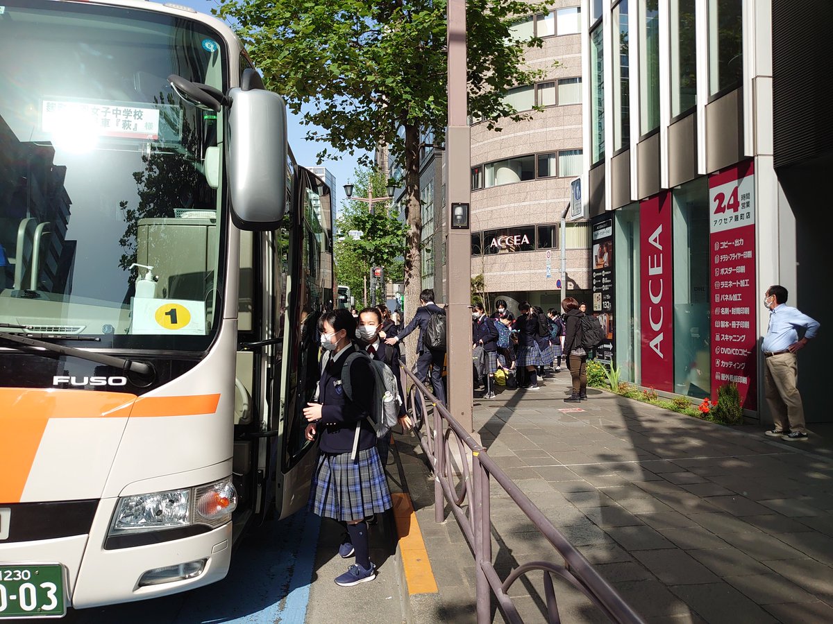 koji_principal's tweet photo. 4月25日　中学１年オリエンテーション合宿
コロナが収束し始め、久しぶりのオリエンテーション合宿で��中湖に来ています。写真は朝の麹町出発風景、到着後の開校式、待望のお昼ごはんでは多くの生徒がおかわりをしていました。 https://t.co/xsgtesgtYA