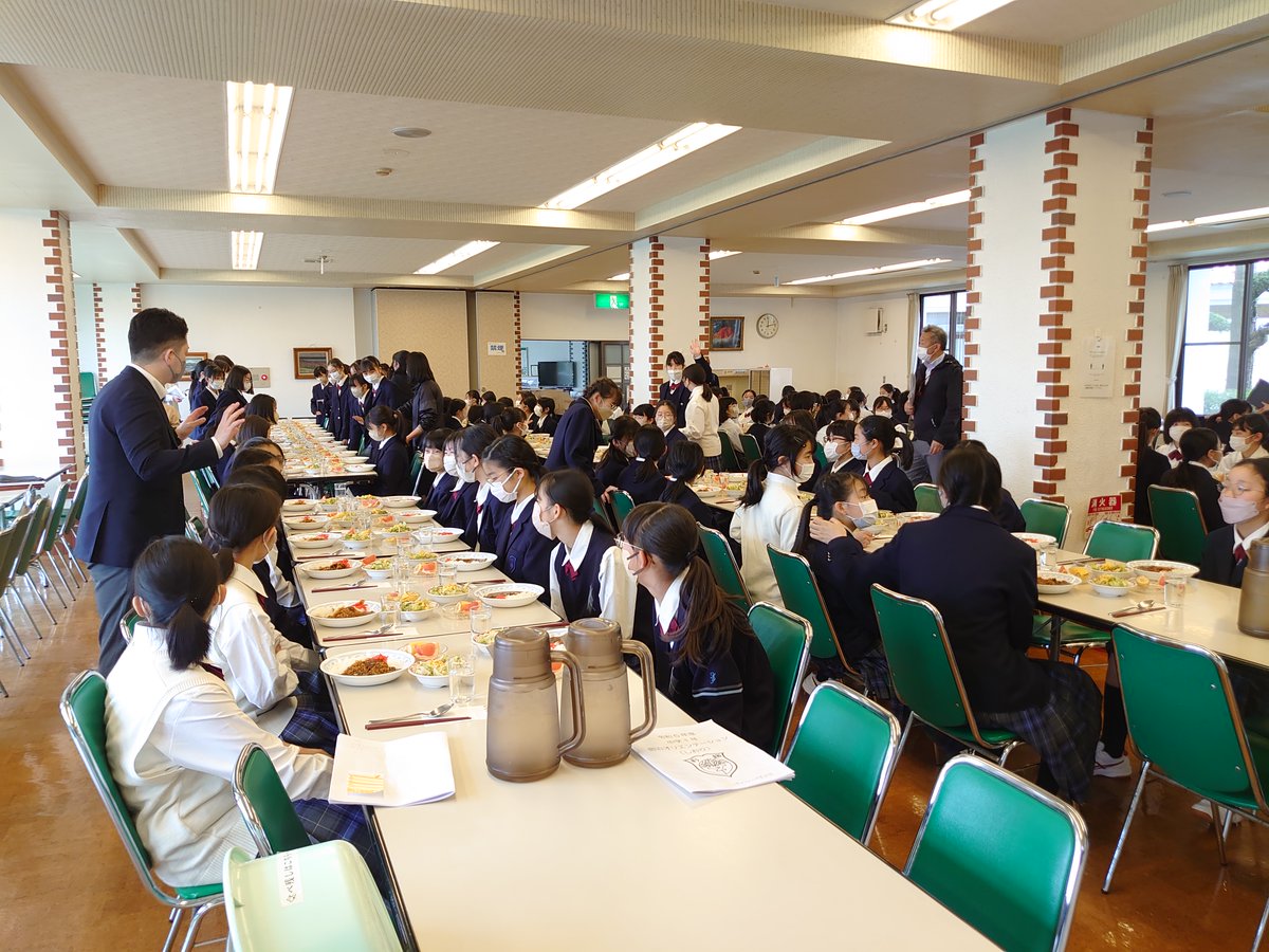 koji_principal's tweet photo. 4月25日　中学１年オリエンテーション合宿
コロナが収束し始め、久しぶりのオリエンテーション合宿で��中湖に来ています。写真は朝の麹町出発風景、到着後の開校式、待望のお昼ごはんでは多くの生徒がおかわりをしていました。 https://t.co/xsgtesgtYA