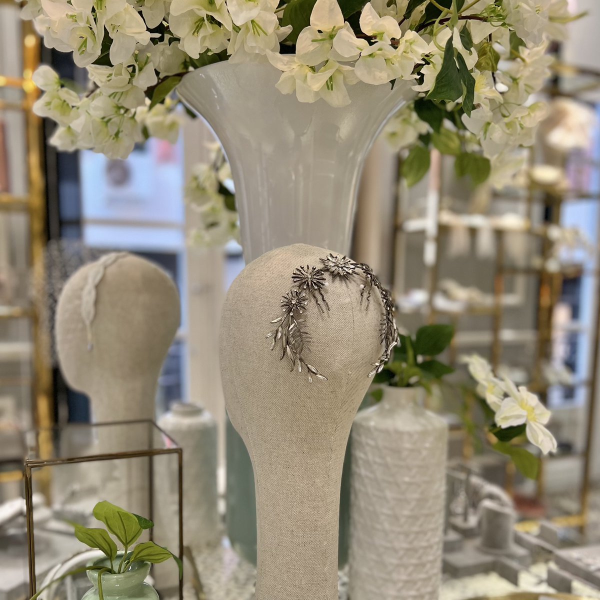 TocadosAirun's tweet photo. Ya es #primavera en nuestra boutique 😍😍😍… Ven a descubrir el universo #AIRUN 🤍🤍🤍
.
.
Se realizan envíos a toda España.
.
.
#airun #airuntocados #tocadosairun #spring #primavera #complementos #complementosnupciales #invitada #invitadasperfectas #invitadasboda https://t.co/DD0gI52jBF