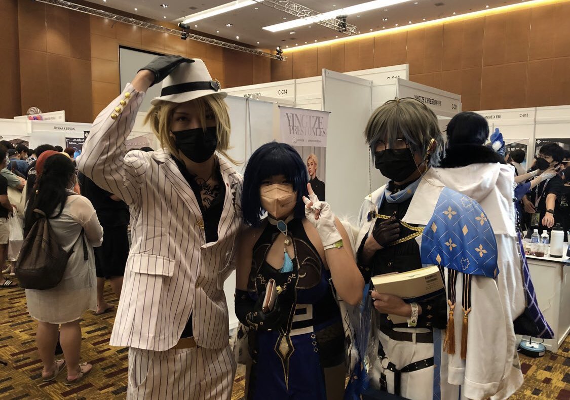 throwback to CF2022 last year when i met a luca and an Ike cosplayer IM STILL IN SHAMBLES THE IKE LOOKED SO GOOD HELP?????