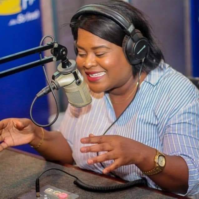 X_MALEYA's tweet photo. Frédérique Ottou noooooooon nooooon 🥺🥺🥺 pour nous tu n'es pas partie. Ta lumière et ta voix nous inspireront pour toujours. 🕯️   que Ta belle âme puisse retrouver consolation auprès de notre Seigneur qui a décidé de te rappeler à lui si précipitamment 😔🙏🏾 https://t.co/X0w4vJLHqK