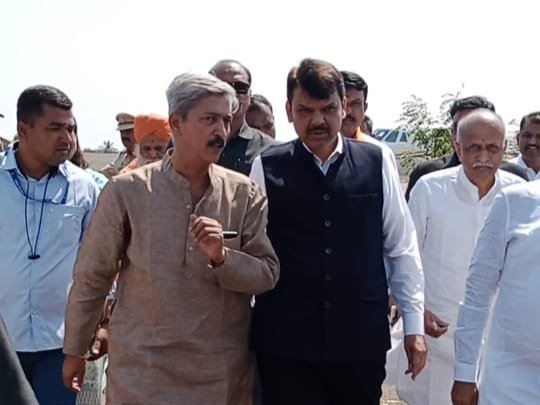 VikramDBjp's tweet photo. मा. उप मुख्यमंत्री श्री देवेंद्र फडणवीस यांचे सोलापूरच्या पावन नगरीत सहर्ष स्वागत....!
आमचे नेते श्री @Dev_Fadnavis जी यांचे सोलापूर विमानतळावर आगमन झाले असता त्यांचे स्वागत केले यावेळी खासदार @drjaisiddeshwar जी, विभागीय संघटन महामंत्री श्री मकरंद देशपांडेजी उपस्थित होते . https://t.co/alJeXSzXUT