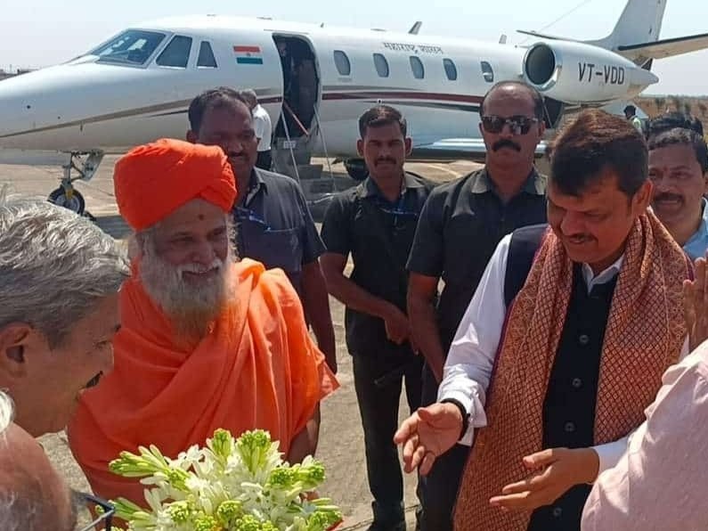 VikramDBjp's tweet photo. मा. उप मुख्यमंत्री श्री देवेंद्र फडणवीस यांचे सोलापूरच्या पावन नगरीत सहर्ष स्वागत....!
आमचे नेते श्री @Dev_Fadnavis जी यांचे सोलापूर विमानतळावर आगमन झाले असता त्यांचे स्वागत केले यावेळी खासदार @drjaisiddeshwar जी, विभागीय संघटन महामंत्री श्री मकरंद देशपांडेजी उपस्थित होते . https://t.co/alJeXSzXUT