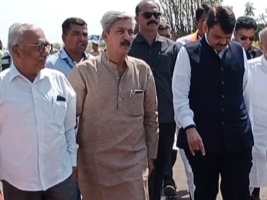 VikramDBjp's tweet photo. मा. उप मुख्यमंत्री श्री देवेंद्र फडणवीस यांचे सोलापूरच्या पावन नगरीत सहर्ष स्वागत....!
आमचे नेते श्री @Dev_Fadnavis जी यांचे सोलापूर विमानतळावर आगमन झाले असता त्यांचे स्वागत केले यावेळी खासदार @drjaisiddeshwar जी, विभागीय संघटन महामंत्री श्री मकरंद देशपांडेजी उपस्थित होते . https://t.co/alJeXSzXUT