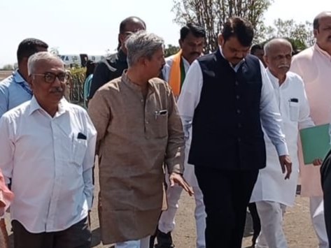 VikramDBjp's tweet photo. मा. उप मुख्यमंत्री श्री देवेंद्र फडणवीस यांचे सोलापूरच्या पावन नगरीत सहर्ष स्वागत....!
आमचे नेते श्री @Dev_Fadnavis जी यांचे सोलापूर विमानतळावर आगमन झाले असता त्यांचे स्वागत केले यावेळी खासदार @drjaisiddeshwar जी, विभागीय संघटन महामंत्री श्री मकरंद देशपांडेजी उपस्थित होते . https://t.co/alJeXSzXUT