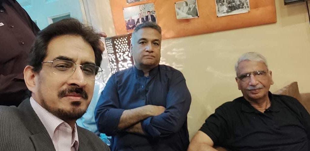ATBAF_ABRAK_'s tweet photo. عطاالحق قاسمی صاحب کے آفس میں عید لنچ کی کچھ سیلفیز۔
قاسمی صاحب، مجیب الرحمن شامی صاحب، شعیب بن عزیز صاحب، جاوید اختر صاحب، ڈاکٹر انعام الحق اور عباس تابش نمایاں ہیں

شاعری سنی اور سنائی گئی۔ قاسمی صاحب اور شعیب صاحب کی نوک جھونک نے محفل کو کشتِ زعفراں بنائی رکھا۔
خوب دوپہر گذری۔ https://t.co/Z70FWpg3hr