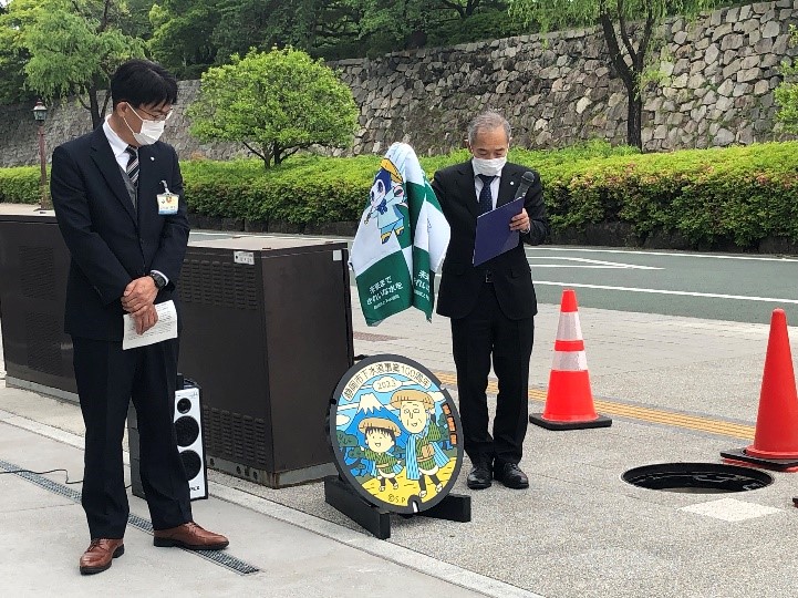 history_scm's tweet photo. 静岡市の下水道事業100周年を記念し、先ほど当館前で「#ちびまる子ちゃん」のデザインマンホール蓋の設置式典が行われました。
7月までに静岡市内各区3枚ずつ、計9枚を設置予定です。
9枚のうち設置第一号のマンホール、駿府城公園と #静岡市歴史博物館 の間の歩道にありますので、お見逃しなく！ https://t.co/jrqUhZpqnd