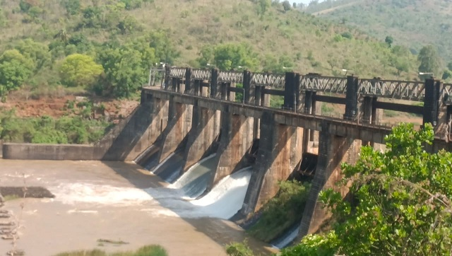 NEWS7Odia's tweet photo. #ଖୋଲାହେଲା_ଡିଡ୍ୟାମର_ଦୁଇଟି_ଗେଟ
ବାଲିମେଳା ଜଳଭଣ୍ଡାରରେ ଜଳ ଅଭାବରୁ ପ୍ରକଳ୍ପ ବନ୍ଦ ଆଶଙ୍କା ନେଇ ମାଛକୁଣ୍ଡ ଜଳବିଦ୍ୟୁତ କେନ୍ଦ୍ରର ଥିବା ଡି-ଡ୍ୟାମ ର ଦୁଇଟି ଗେଟ ଖୋଲା ହୋଇ ୧୬ସହ କ୍ୟୁସେକ ପାଣି ଛାଡିବା ଆରମ୍ଭ ହୋଇଛି ।
#DDam #Balimela #odishanews #PrameyaNews7 https://t.co/xWiqu23Xak