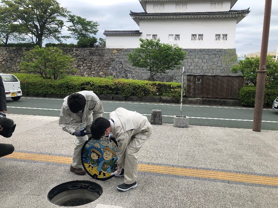 history_scm's tweet photo. 静岡市の下水道事業100周年を記念し、先ほど当館前で「#ちびまる子ちゃん」のデザインマンホール蓋の設置式典が行われました。
7月までに静岡市内各区3枚ずつ、計9枚を設置予定です。
9枚のうち設置第一号のマンホール、駿府城公園と #静岡市歴史博物館 の間の歩道にありますので、お見逃しなく！ https://t.co/jrqUhZpqnd