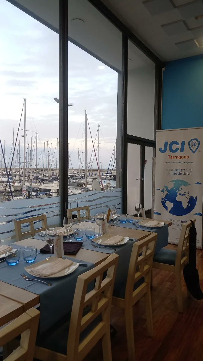 jcitarragona's tweet photo. El 22 d'abril vam celebrar el nostre sopar de #SantJordi2023🌹 on vam acabar fent una rosa d'origami. Però això no va ser tot!
Al matí, vam participar en un #hallescape i vam ser capaços de superar la prova amb una ampolla de vi com a premi🍾🏆
✨️Gràcies a totes i tots✨️ https://t.co/noOMygZxw6
