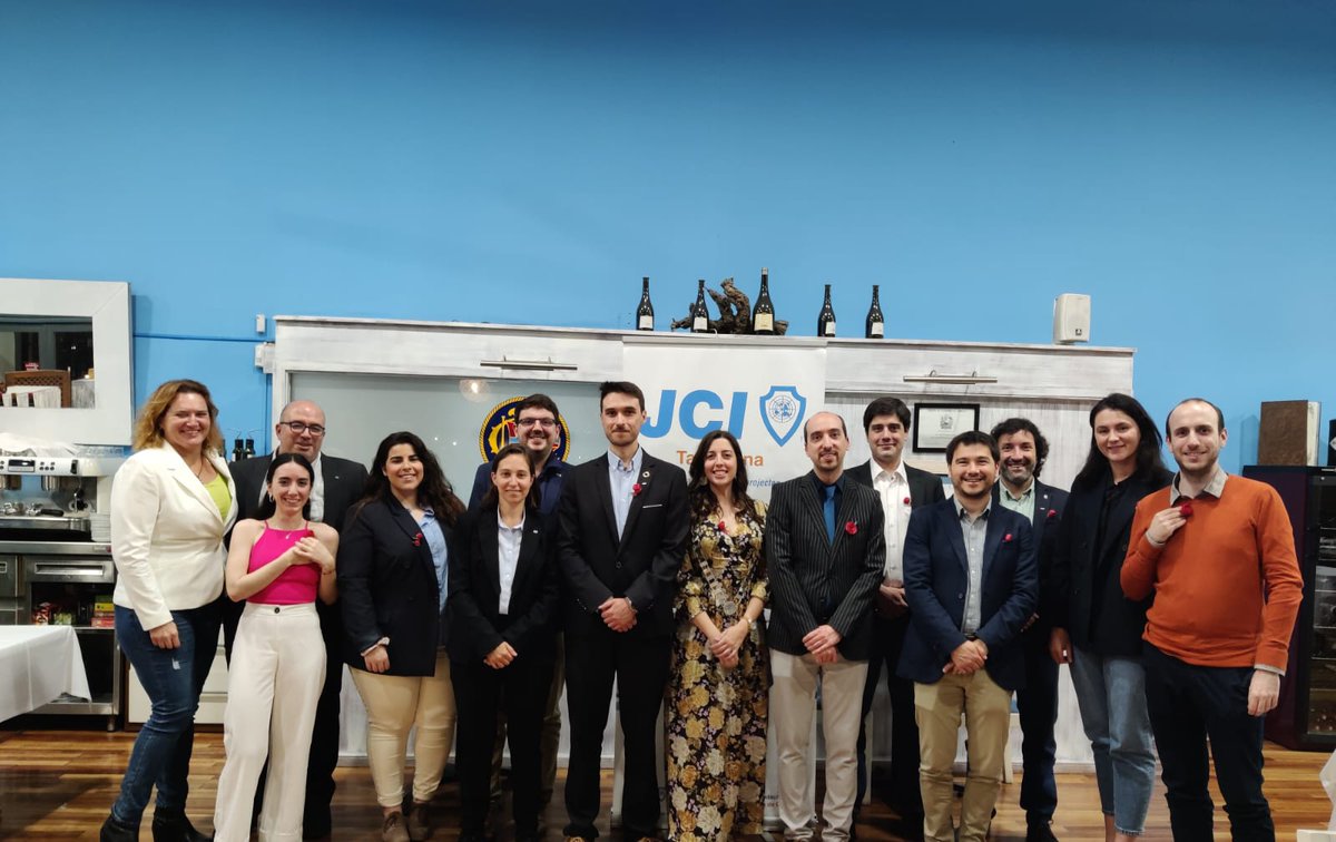 jcitarragona's tweet photo. El 22 d'abril vam celebrar el nostre sopar de #SantJordi2023🌹 on vam acabar fent una rosa d'origami. Però això no va ser tot!
Al matí, vam participar en un #hallescape i vam ser capaços de superar la prova amb una ampolla de vi com a premi🍾🏆
✨️Gràcies a totes i tots✨️ https://t.co/noOMygZxw6