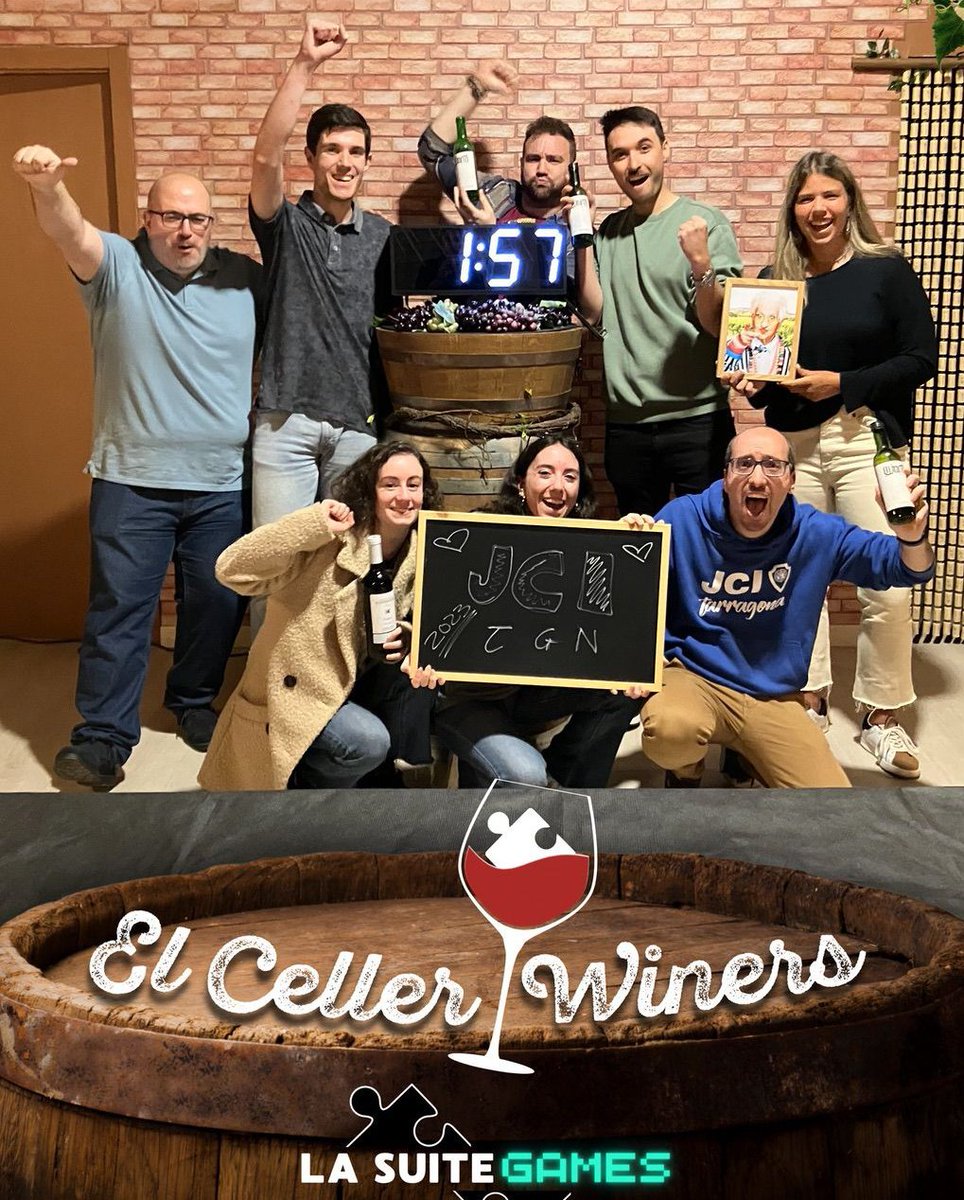 jcitarragona's tweet photo. El 22 d'abril vam celebrar el nostre sopar de #SantJordi2023🌹 on vam acabar fent una rosa d'origami. Però això no va ser tot!
Al matí, vam participar en un #hallescape i vam ser capaços de superar la prova amb una ampolla de vi com a premi🍾🏆
✨️Gràcies a totes i tots✨️ https://t.co/noOMygZxw6