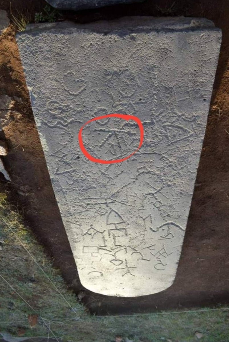 garademlik1's tweet image. Bulkazda yeniden dokunacak çullardan bir başkası.
İlteriş Kutluğ Kağan mezar taşındaki Kara Türgeş boy tamgası.
Günümüzde Karakeçili boy tamgası olarak yaşamaktadır.

Kara keçililer Kara Türgeşlerin, Sarı keçililer Sarı Türgeşlerin torunlarıdır.

#yörük #kilim #türktarihi #Tuerk