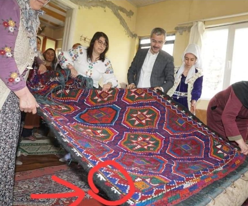 garademlik1's tweet image. Bulkazda yeniden dokunacak çullardan bir başkası.
İlteriş Kutluğ Kağan mezar taşındaki Kara Türgeş boy tamgası.
Günümüzde Karakeçili boy tamgası olarak yaşamaktadır.

Kara keçililer Kara Türgeşlerin, Sarı keçililer Sarı Türgeşlerin torunlarıdır.

#yörük #kilim #türktarihi #Tuerk