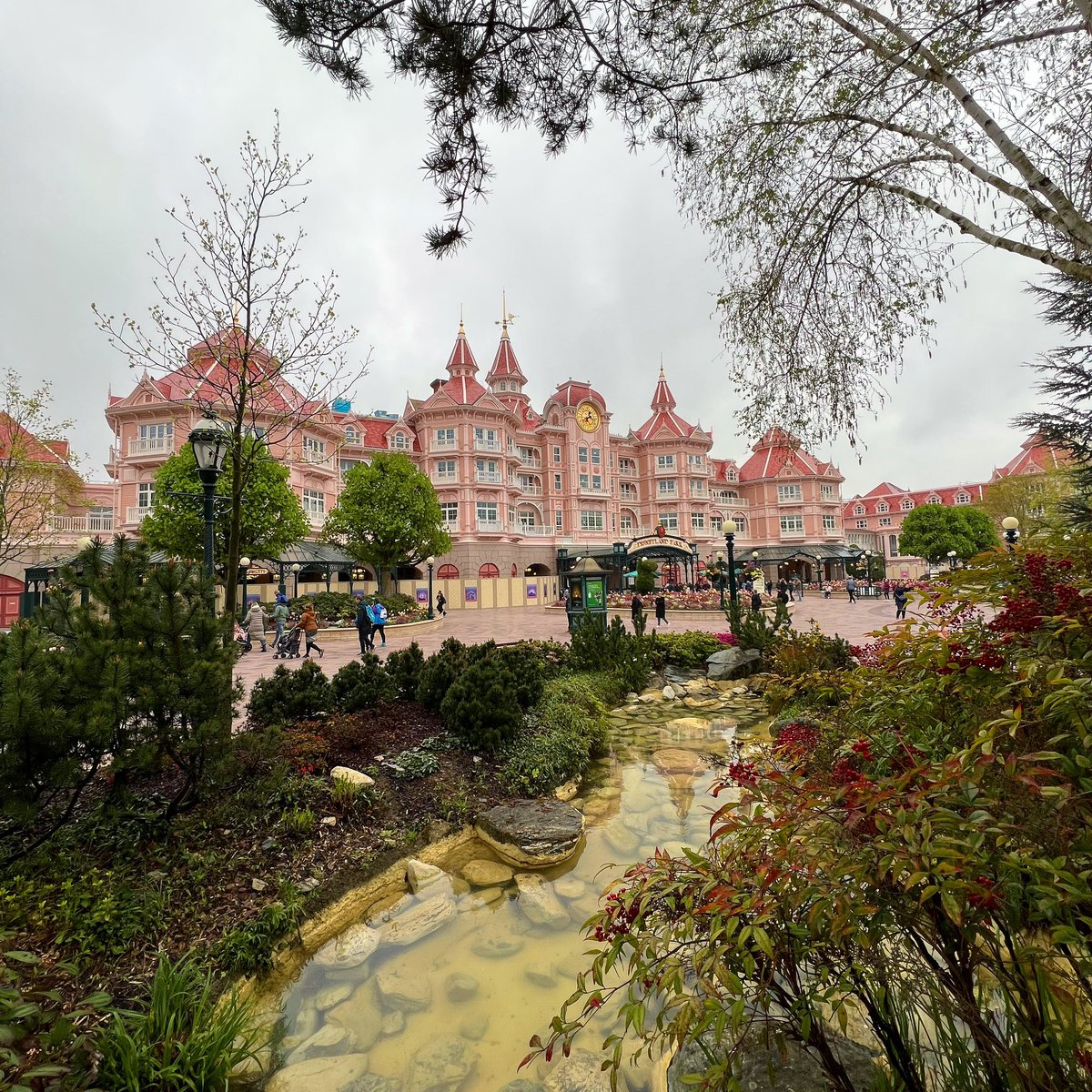 ✨ Bonjour Disneyland Paris 🏰 ✨️

#disneylandparis