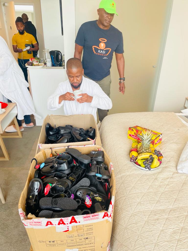 PastortheDJ's tweet photo. #BEE14
Serving you Breakfast In Bed, sibhiyozela iminyaka eyi 14.

Celebrating #BEE14 ngokuphisa ngezihlangu eziyi 114 kubantwana abasweleyo. HALAAAALA!!!! 
@KasiAngels
#SunriseHotel
#UWFM https://t.co/12WF72DgzZ