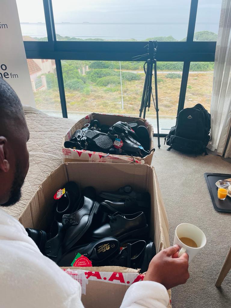 PastortheDJ's tweet photo. #BEE14
Serving you Breakfast In Bed, sibhiyozela iminyaka eyi 14.

Celebrating #BEE14 ngokuphisa ngezihlangu eziyi 114 kubantwana abasweleyo. HALAAAALA!!!! 
@KasiAngels
#SunriseHotel
#UWFM https://t.co/12WF72DgzZ
