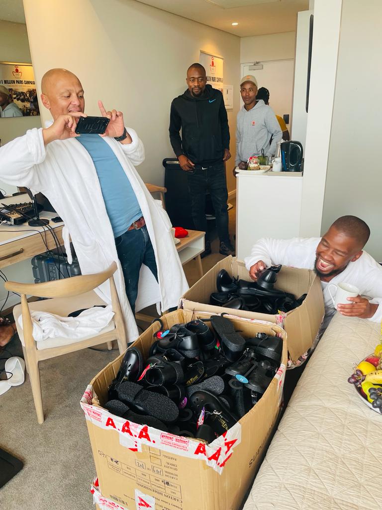 PastortheDJ's tweet photo. #BEE14
Serving you Breakfast In Bed, sibhiyozela iminyaka eyi 14.

Celebrating #BEE14 ngokuphisa ngezihlangu eziyi 114 kubantwana abasweleyo. HALAAAALA!!!! 
@KasiAngels
#SunriseHotel
#UWFM https://t.co/12WF72DgzZ