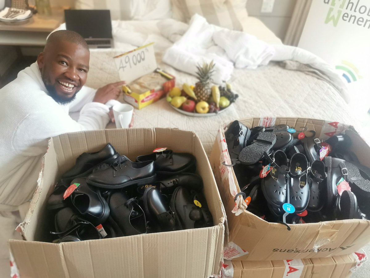 PastortheDJ's tweet photo. #BEE14
Serving you Breakfast In Bed, sibhiyozela iminyaka eyi 14.

Celebrating #BEE14 ngokuphisa ngezihlangu eziyi 114 kubantwana abasweleyo. HALAAAALA!!!! 
@KasiAngels
#SunriseHotel
#UWFM https://t.co/12WF72DgzZ