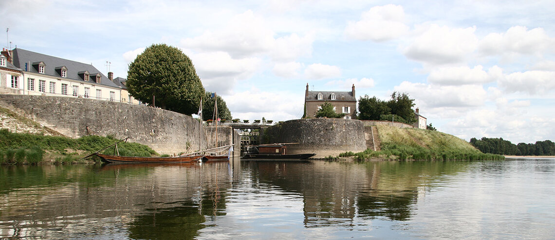 ERLAMOND's tweet photo. Cette semaine on parle de #COMBLEUX (45800)
Combleux est un petit village à quelques kilomètres d'#Orleans  d' un abord  surprenant : avec ses quais, ses bittes d'amarrage, ses écluses, ses ponts et ses maisons, on dirait qu'on est  au #borddemer, voire même en Bretagne. https://t.co/hNtQhc8Vpa