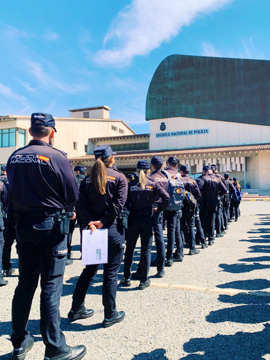 PoliciaEscuela's tweet photo. A aquellos a los que se les ha ido la vida por llegar a esta fase del proceso, y saben lo que es tener que dejar TODO a un lado para enfocarse en un sueño👮🏻‍♀️💙

Recordad que lo único que os define es el camino recorrido.

“Caerse está permitido, levantarse es obligatorio”🍀#suerte https://t.co/kLLJ20e1by