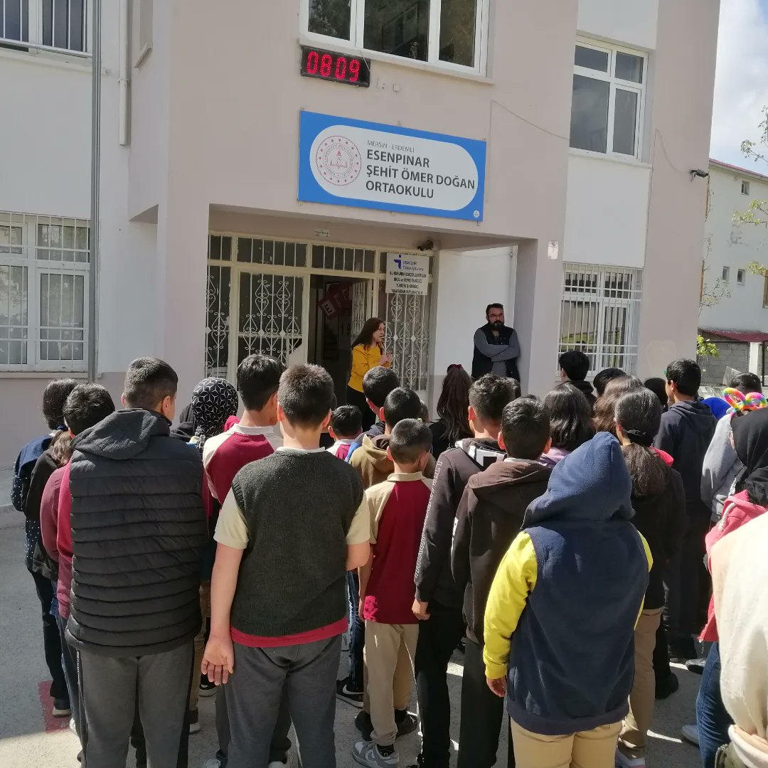 EsenpinarOO's tweet photo. İlçe sağlık müdürlüğünden okulumuzu ziyarete gelen sağlık personelleri öğrencilerimizi çölyak ve diyabet hakkında bilgilendirdiler. Özverilerinden dolayı kendilerine teşekkür ederiz. https://t.co/wNn76I7oYP