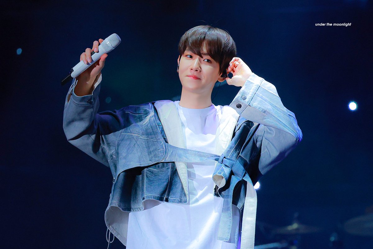 undermoon9256's tweet photo. 230423 LOVESOME FESTIVAL 팬들 목소리 들으려고 인이어 빼는 백현이 이뻐서 어떡함🥺 하... 멋있다고 해야 하는데 백현이 참 이쁘고 멋있네여👍👍  #백현 #BAEKHYUN @B_hundred_Hyun https://t.co/wZQXzUxbuB