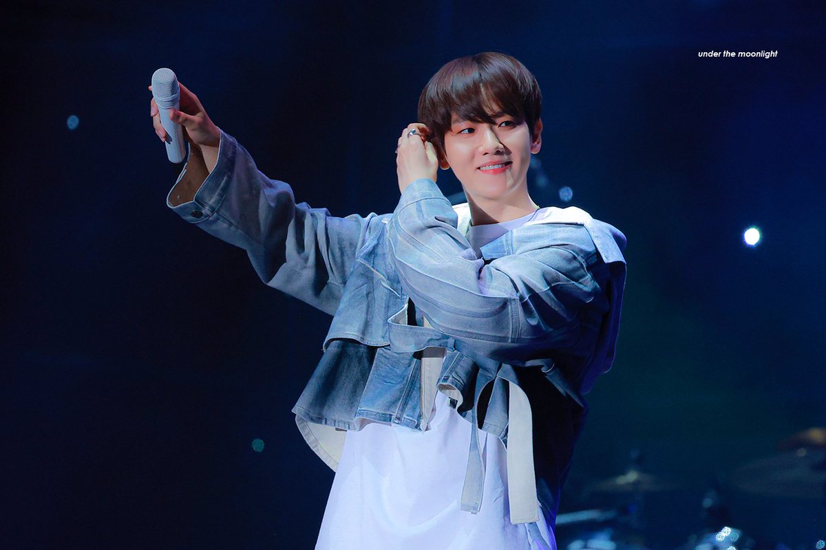 undermoon9256's tweet photo. 230423 LOVESOME FESTIVAL 팬들 목소리 들으려고 인이어 빼는 백현이 이뻐서 어떡함🥺 하... 멋있다고 해야 하는데 백현이 참 이쁘고 멋있네여👍👍  #백현 #BAEKHYUN @B_hundred_Hyun https://t.co/wZQXzUxbuB