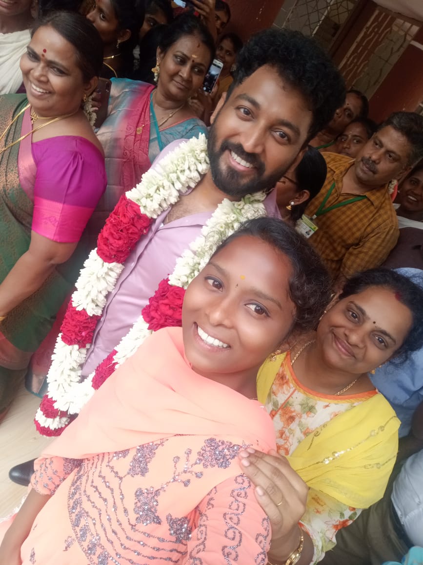 Amuthan1015's tweet photo. தஞ்சை கலை கல்லூரியில் #Vikraman..

சீமான்,  அசீம் மாதிரி சில்லறை பசங்க வைக்குற குற்றச்சாட்டுக்கு பதில் சொல்ல டைம் இல்ல.. 
ஆதாரம் இருந்தா வழக்கு போடட்டும்னு சிரிச்சுட்டே கடந்து போயிட்டாரு.. 

இதுல இருந்து என்ன தெரியுது  சீமானையும், அசீமையும் மயிறளவு கூட மதிக்கலனு தெரியுது.. https://t.co/F3vOJfopqO