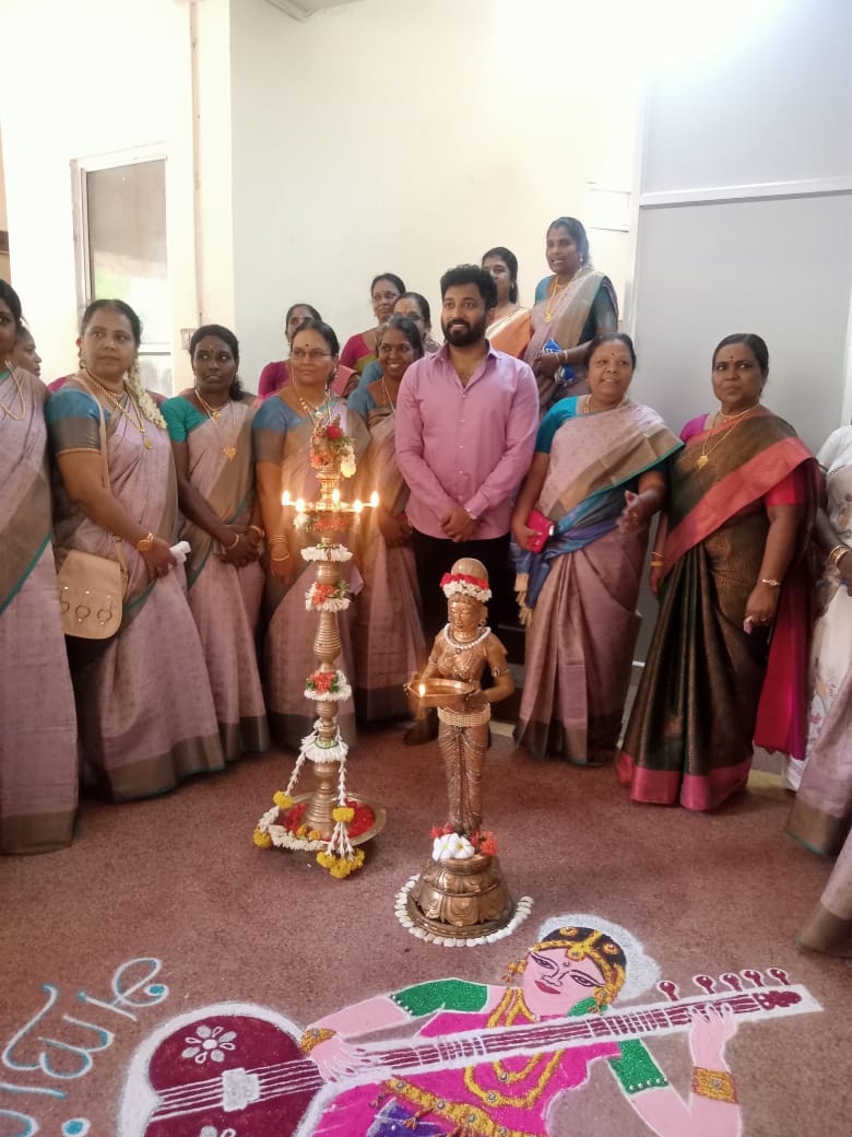 Amuthan1015's tweet photo. தஞ்சை கலை கல்லூரியில் #Vikraman..

சீமான்,  அசீம் மாதிரி சில்லறை பசங்க வைக்குற குற்றச்சாட்டுக்கு பதில் சொல்ல டைம் இல்ல.. 
ஆதாரம் இருந்தா வழக்கு போடட்டும்னு சிரிச்சுட்டே கடந்து போயிட்டாரு.. 

இதுல இருந்து என்ன தெரியுது  சீமானையும், அசீமையும் மயிறளவு கூட மதிக்கலனு தெரியுது.. https://t.co/F3vOJfopqO