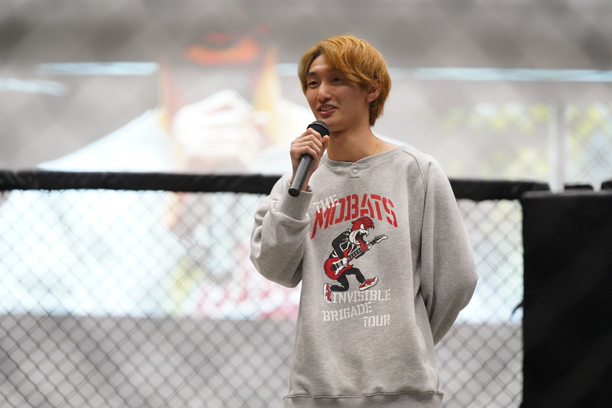 Gigio_jp's tweet image. 本大会のツイキャス配信で解説を担当していた安芸柊斗選手がケージイン。ストロー級世界王者の新井丈選手から逆指名されている試合実現が待ち遠しい！

4/23 プロ修斗香川大会 FORCE 17
◎ツイキャス
twitcasting.tv/c:force_tns/sh…
#shooto0423 #FORCE17 #TNS  #修斗旅 #mobstyles