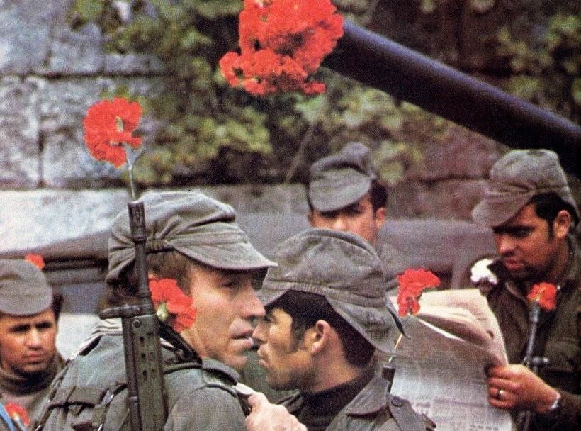 #25deAbril | @RPPortugalUE celebra hoje o 25 de Abril de 1974. O dia que pôs fim à ditadura, abrindo as portas à democracia e à adesão de Portugal às Comunidades Europeias. Feliz Dia da Liberdade! 🇵🇹🇪🇺