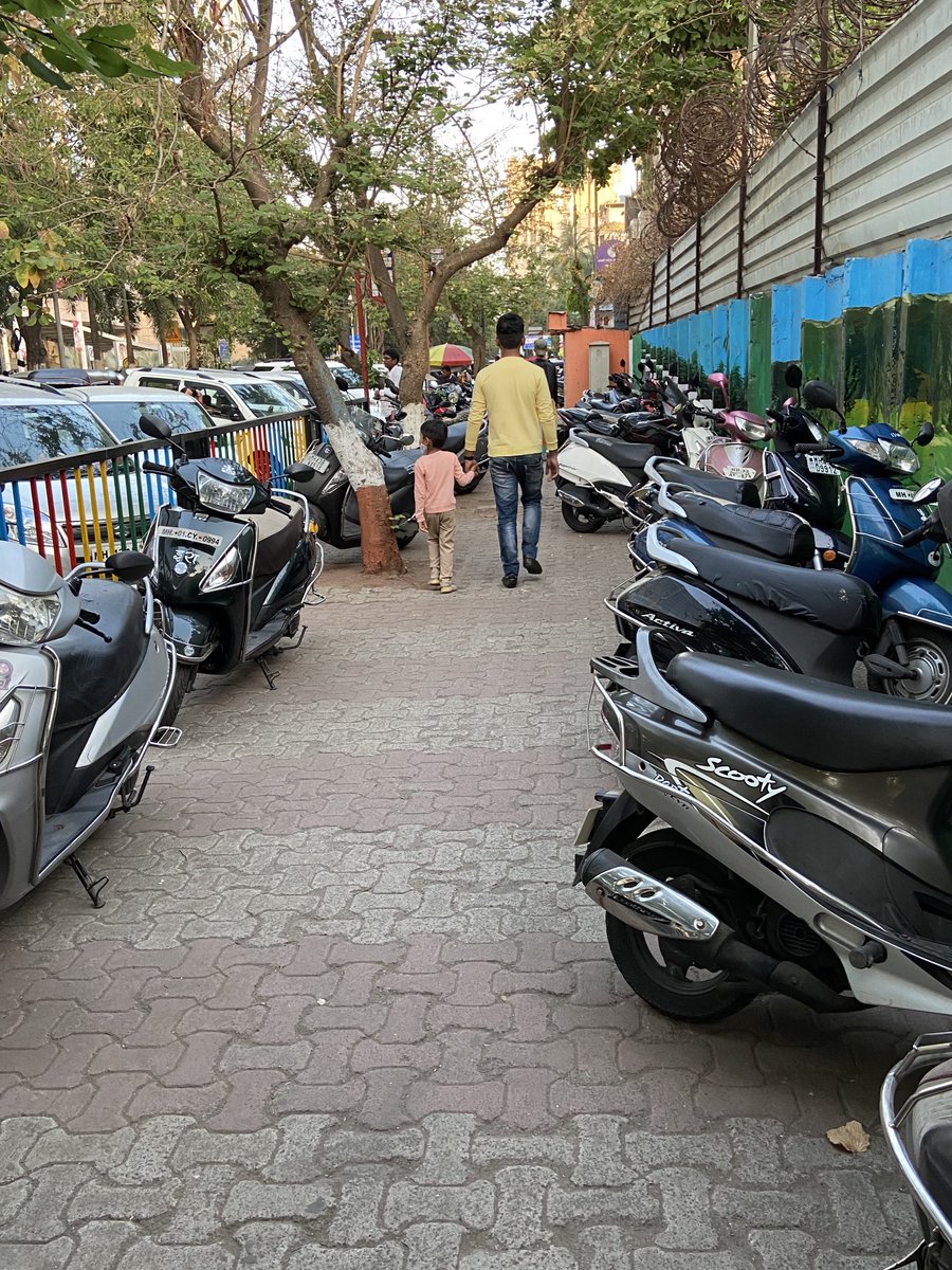 Asha_Optimist's tweet photo. Where are the pedestrians supposed to walk?? Opp Seawoods Nexus Mall, KRV compound wall. On road - 2 lane 4 wheelers &amp; on the footpath 2 wheelers are parked. 2 wheelers riding on footpath. Weekends are horrible. Pl take some action. ⁦⁦@NMMCCommr⁩ ⁦⁦@NMMConline⁩ https://t.co/6rb4bQgrkr