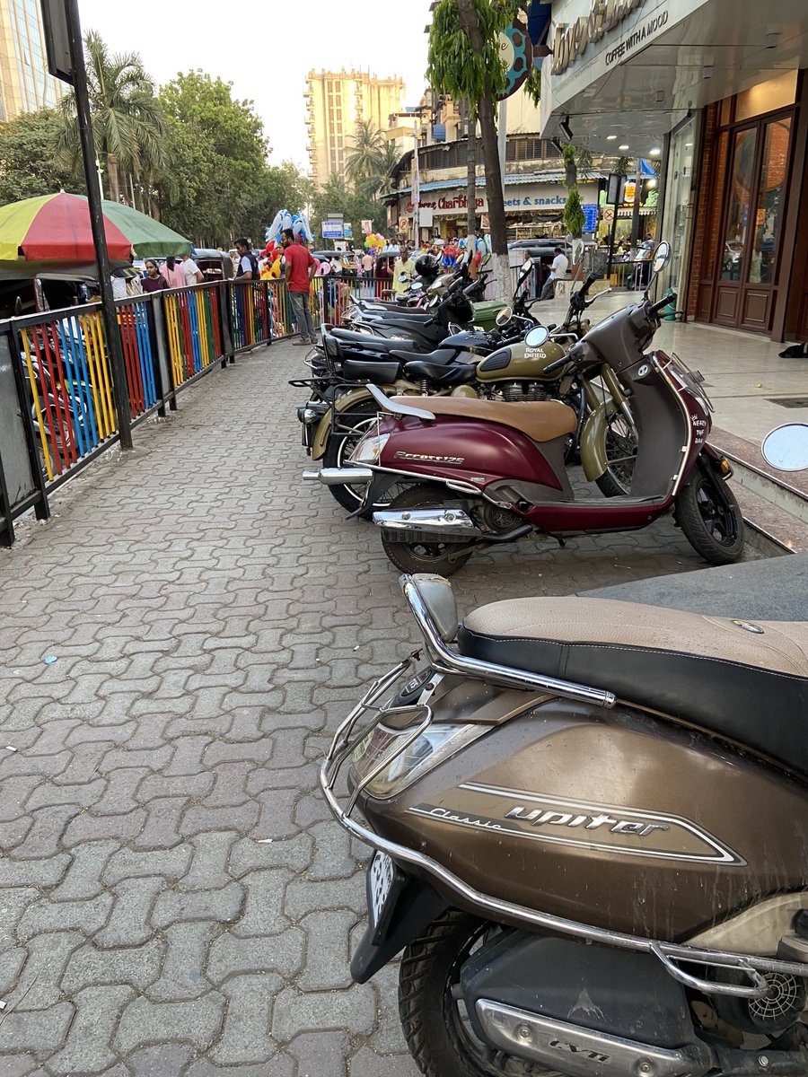Asha_Optimist's tweet photo. Where are the pedestrians supposed to walk?? Opp Seawoods Nexus Mall, KRV compound wall. On road - 2 lane 4 wheelers &amp; on the footpath 2 wheelers are parked. 2 wheelers riding on footpath. Weekends are horrible. Pl take some action. ⁦⁦@NMMCCommr⁩ ⁦⁦@NMMConline⁩ https://t.co/6rb4bQgrkr