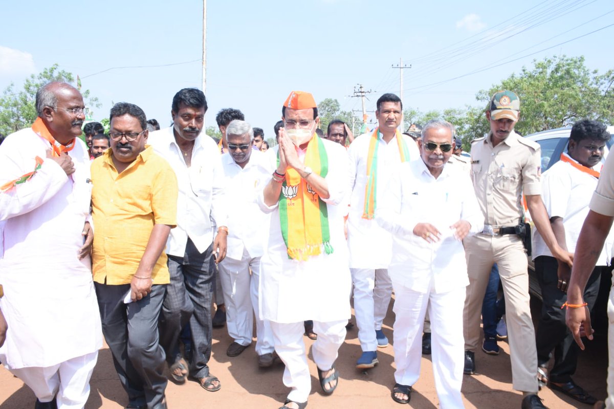 bhagwantkhuba's tweet photo. ಕೋಡಂಬಲ್ ಹಾಗೂ ಇಟಗಾ ಗ್ರಾಮಗಳಲ್ಲಿ ನಮ್ಮ ಪಕ್ಷದ ಅಭ್ಯರ್ಥಿ ಡಾ. ಸಿದ್ದು ಪಾಟೀಲ್ ರವರ ಪರವಾಗಿ ಮತಯಾಚಿಸಲಾಯಿತು.
ಡಾ. ಸಿದ್ದು ಪಾಟೀಲ್ ಯುವ ನೇತಾರರಾಗಿದ್ದಾರೆ, ನಿಮ್ಮ ಮನೆಯ ಮಗನಾಗಿ ಕೆಲಸ ಮಾಡುತ್ತಾರೆ ಇವರಿಗೆ ಮತ ಹಾಕಿ ಗೆಲ್ಲಿಸಿ ಎಂದು ಕೋರಿಕೊಳ್ಳಲಾಯಿತು.
#BJPYeBharavase #Humnabad #Kodambal #Itaga https://t.co/BP2luIVHkr