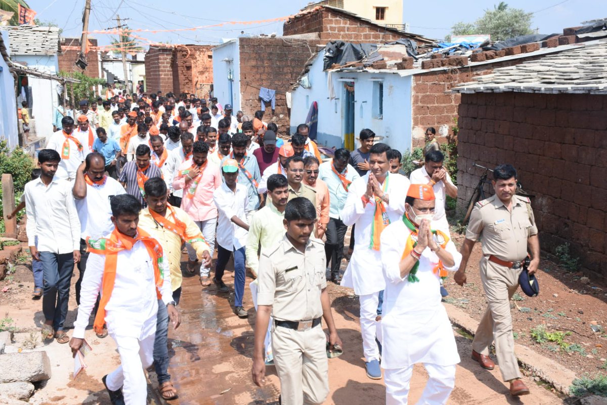 bhagwantkhuba's tweet photo. ಕೋಡಂಬಲ್ ಹಾಗೂ ಇಟಗಾ ಗ್ರಾಮಗಳಲ್ಲಿ ನಮ್ಮ ಪಕ್ಷದ ಅಭ್ಯರ್ಥಿ ಡಾ. ಸಿದ್ದು ಪಾಟೀಲ್ ರವರ ಪರವಾಗಿ ಮತಯಾಚಿಸಲಾಯಿತು.
ಡಾ. ಸಿದ್ದು ಪಾಟೀಲ್ ಯುವ ನೇತಾರರಾಗಿದ್ದಾರೆ, ನಿಮ್ಮ ಮನೆಯ ಮಗನಾಗಿ ಕೆಲಸ ಮಾಡುತ್ತಾರೆ ಇವರಿಗೆ ಮತ ಹಾಕಿ ಗೆಲ್ಲಿಸಿ ಎಂದು ಕೋರಿಕೊಳ್ಳಲಾಯಿತು.
#BJPYeBharavase #Humnabad #Kodambal #Itaga https://t.co/BP2luIVHkr