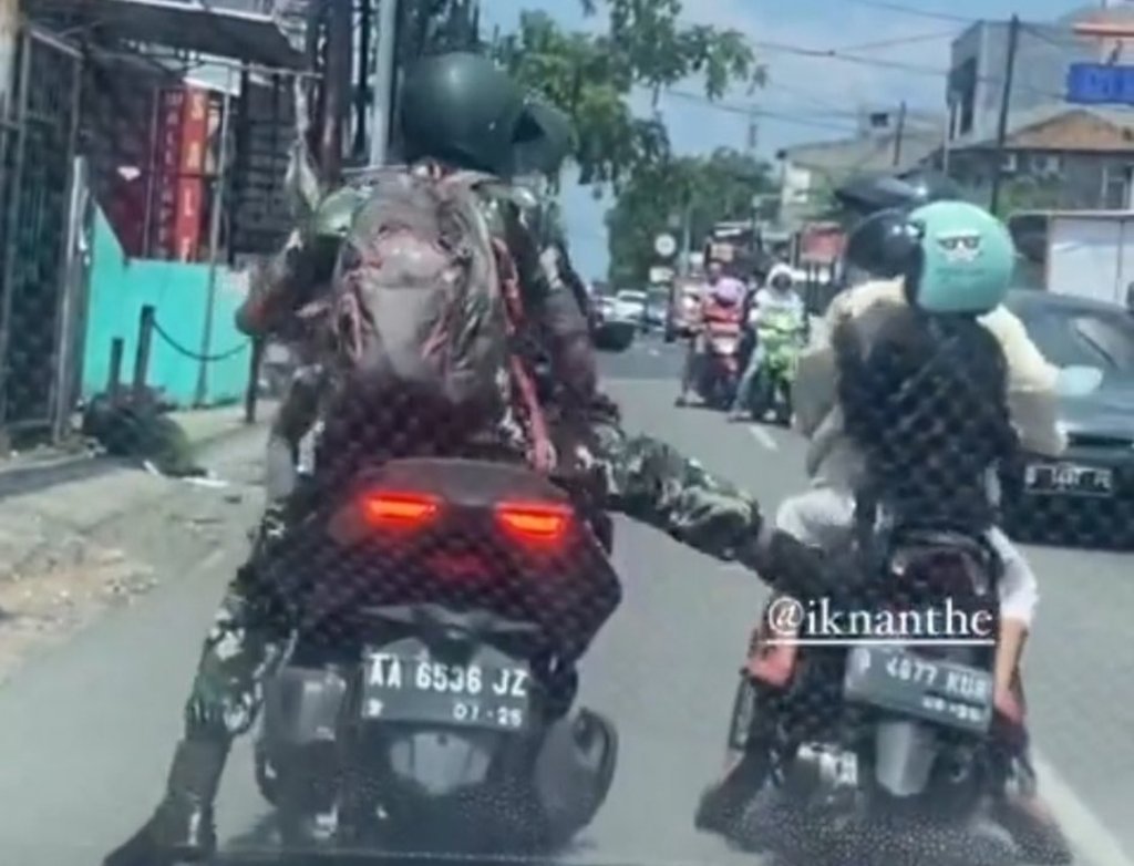 Beritabaruco's tweet image. Panglima Minta Maaf Atas Aksi Arogan Prajurit TNI Tendang Motor Ibu-Ibu dlvr.it/Sn1wf7 #Panglima #PanglimaTNI #PrajuritTNI #TNI #TNIAU