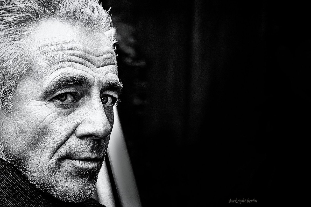 ohneLindgren's tweet photo. Bandbilderkramkiste ist geöffnet:
Backstage.
"Steve the Machine" der zu "Corvus Corax" gehörte.
In den 90ern hat er mit "Extrabreit" gespielt.
#Portrait
#blackandwhitephotography
#portraitphotography
#pictureoftheday
#schwarzweiß
#Stevethemachine
@bluelineBerlin https://t.co/jOoYJscdEr